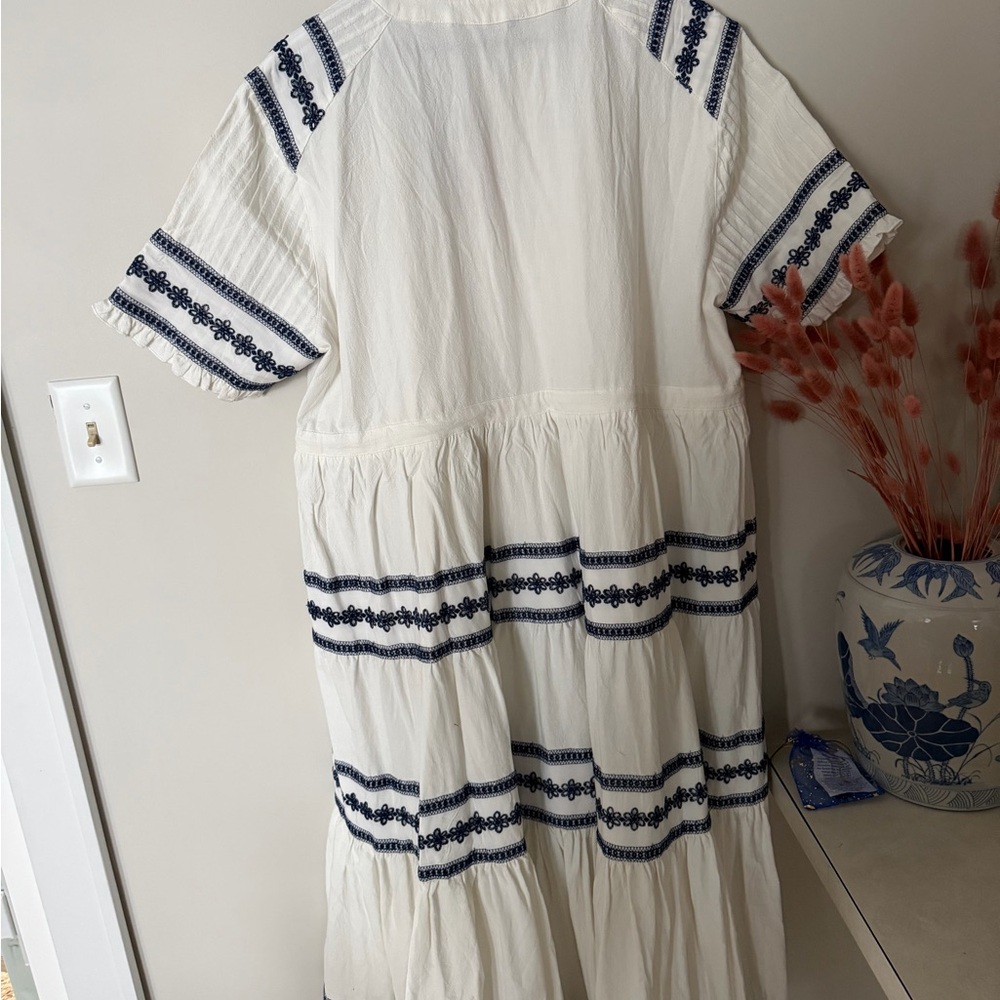 Elegant White and Blue Embroidered Dress - Picture 5 of 5